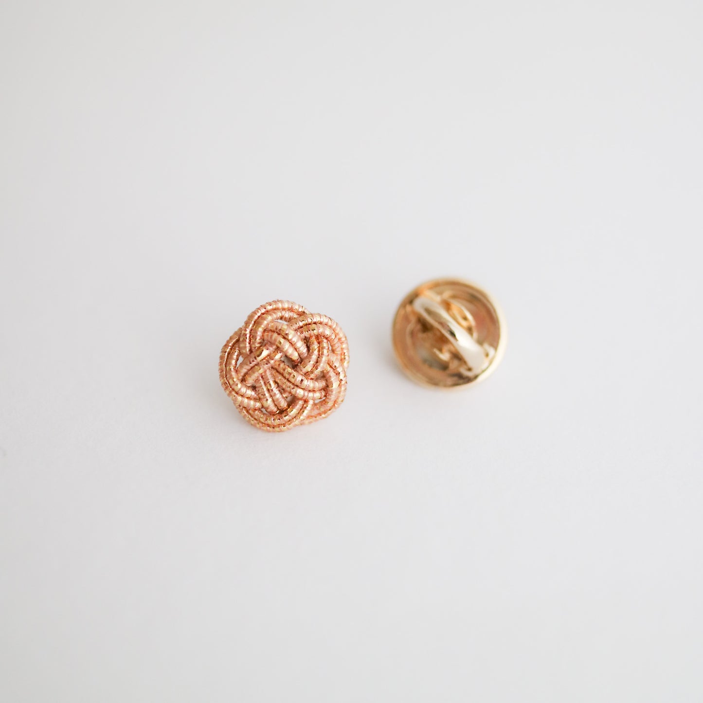 Mizuhiki lapel pin, Champagne Gold