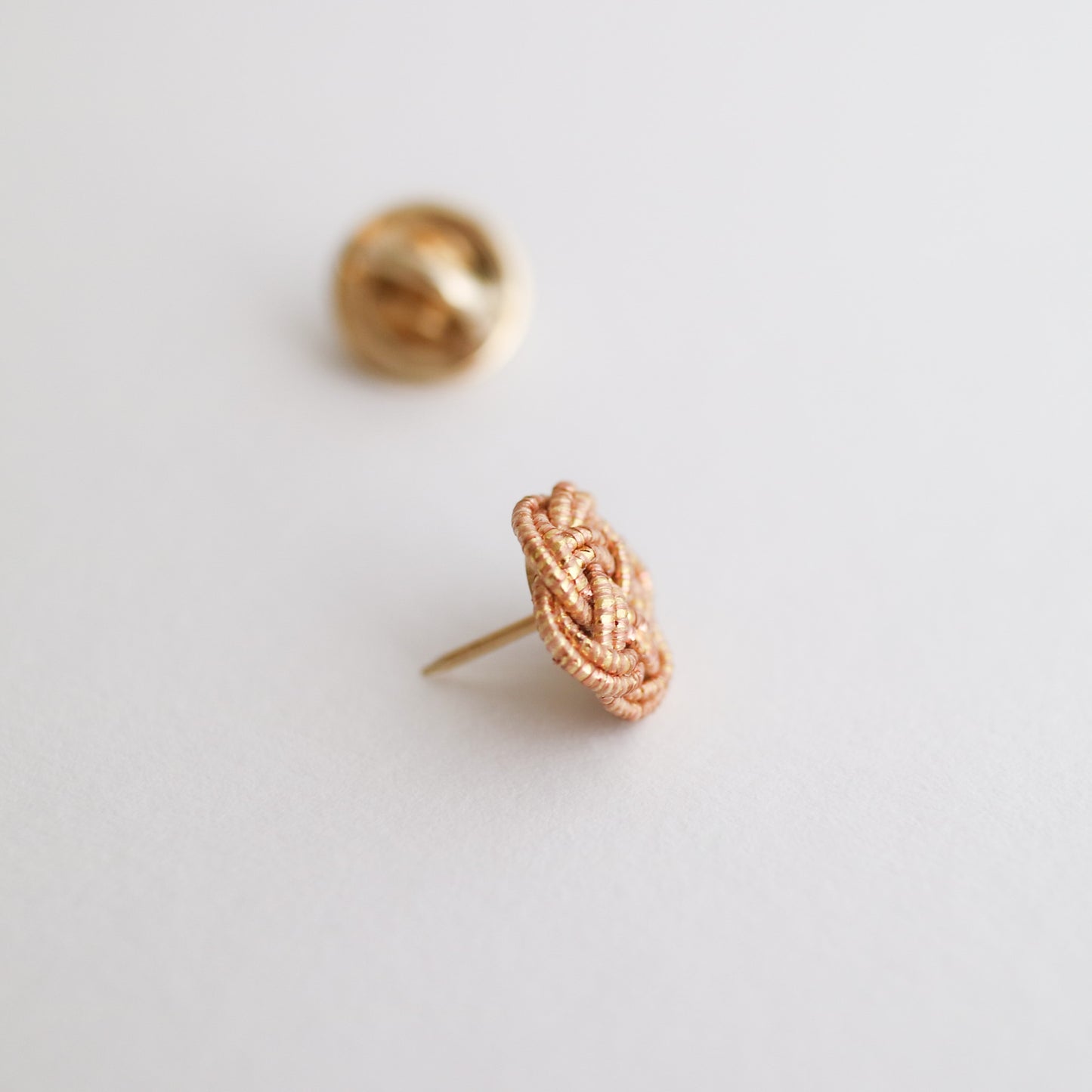Mizuhiki lapel pin, Champagne Gold