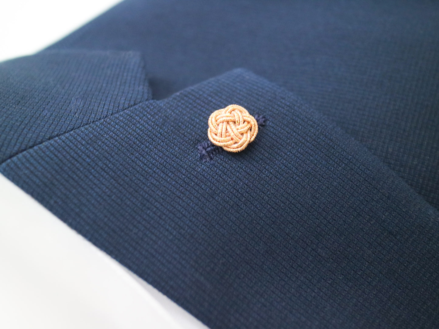 Mizuhiki lapel pin, Champagne Gold