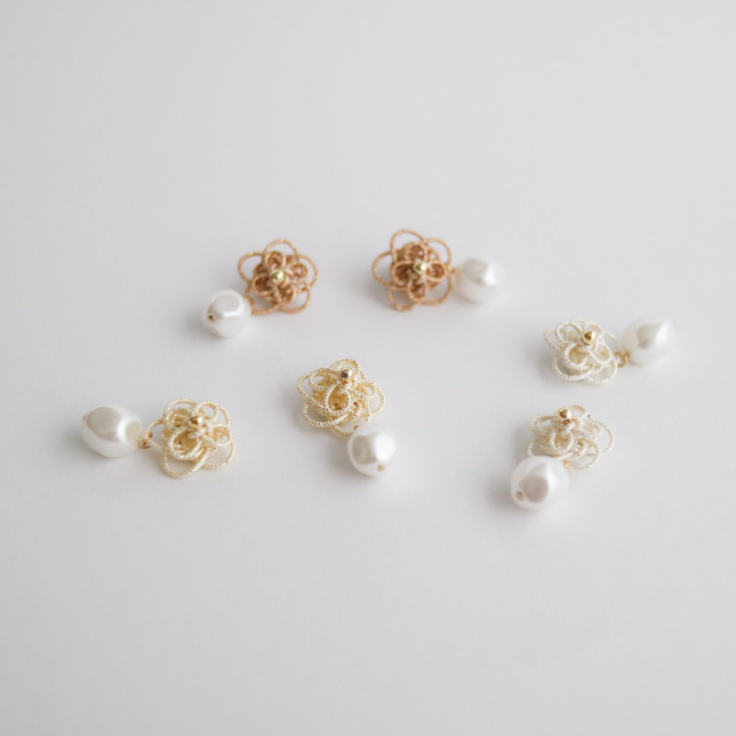 叶花 -Kanoka- mit weißen Perlen