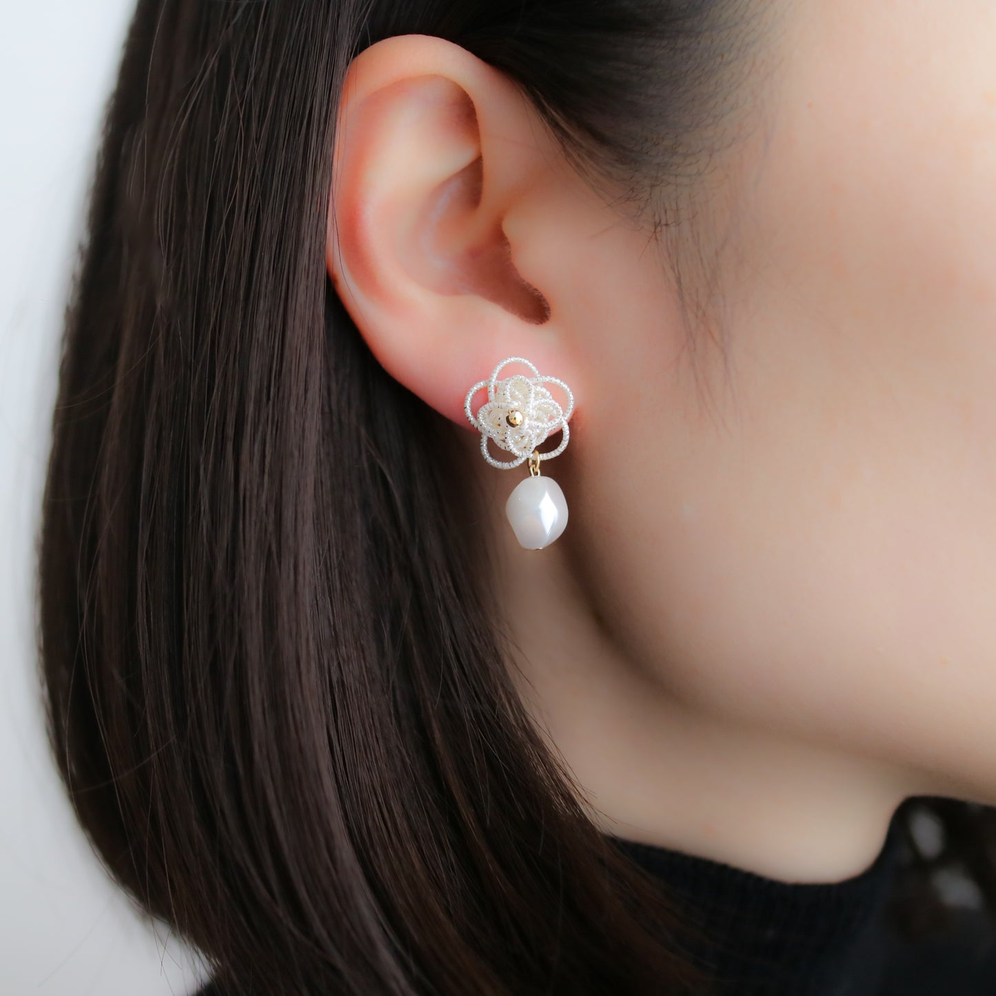 叶花 -Kanoka- mit weißen Perlen