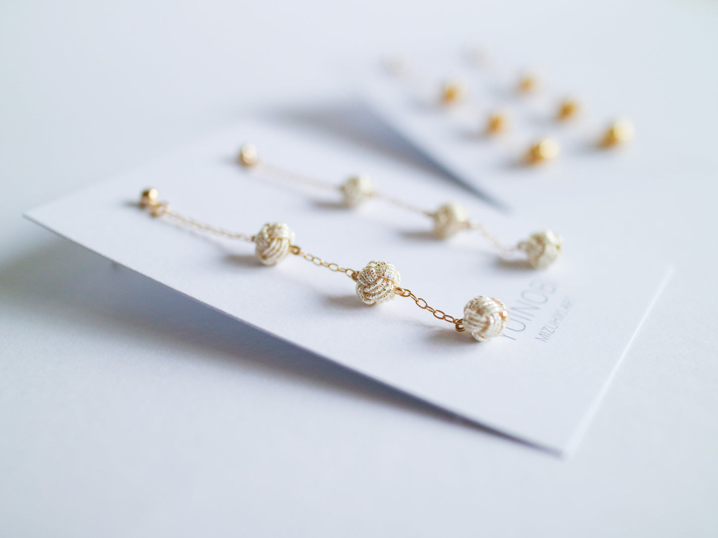 Awaji-Ohrringe mit drei Perlenketten, Platin