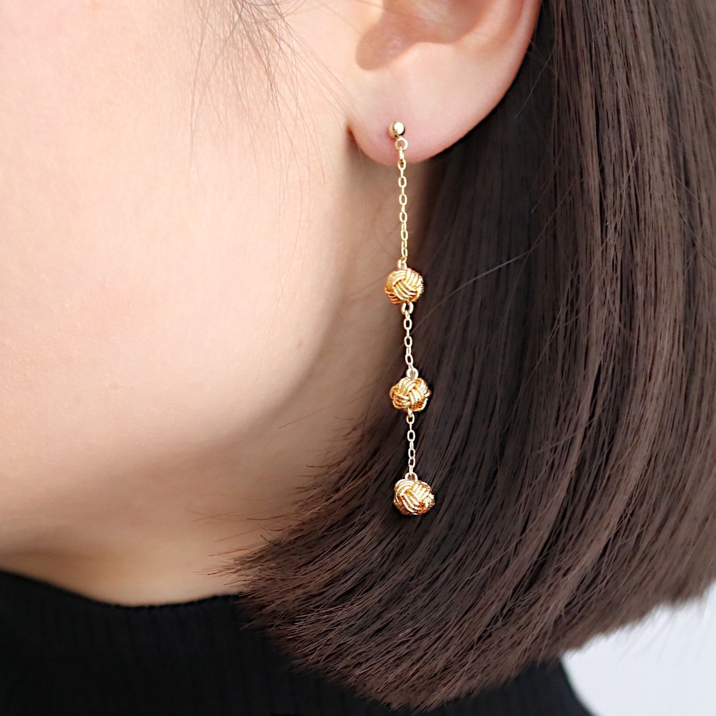 Awaji-Ohrringe mit drei Perlenketten, Gold